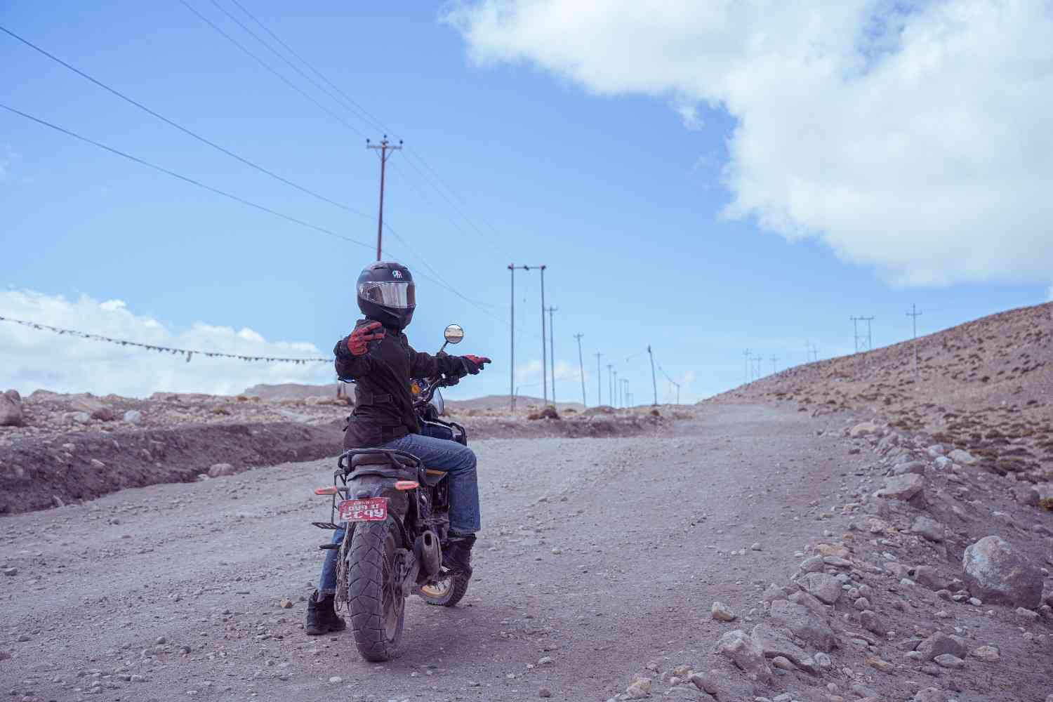 202606282049_motorbike-rider-on-the-way-to-lower-mustang.jpg